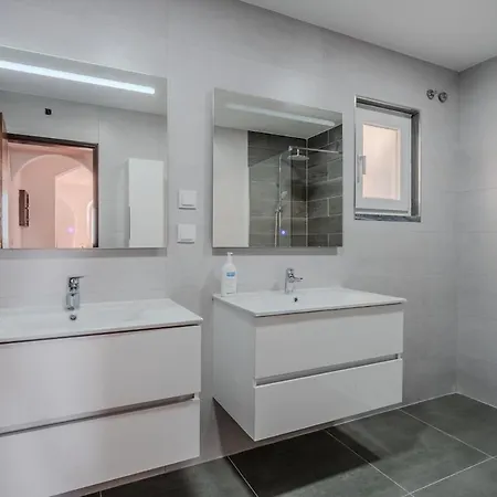 Atlantic Ocean - 4 Bedrooms - Ocean Front *